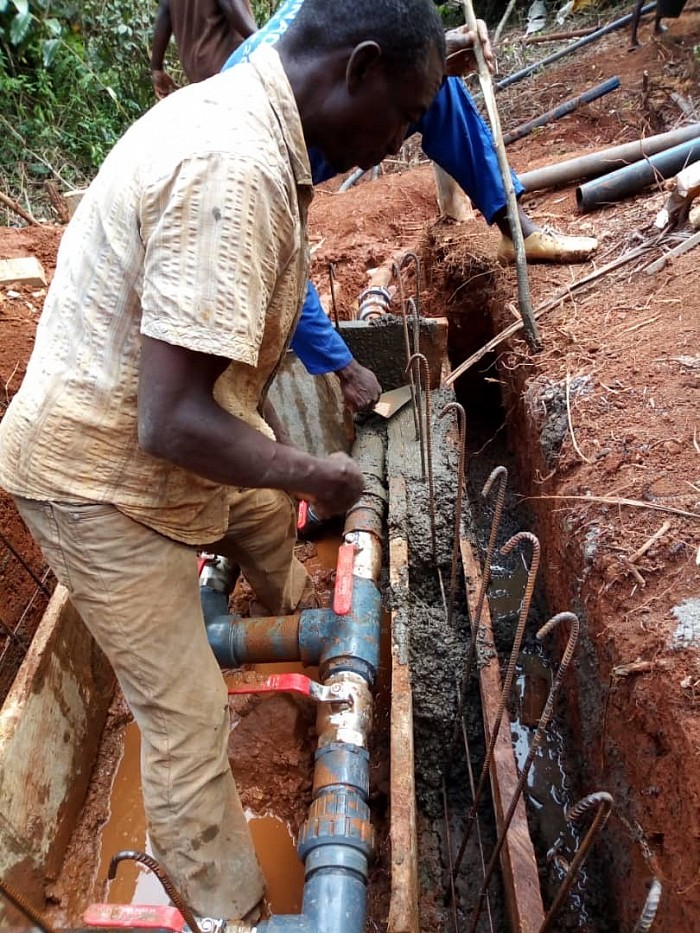 Construction du regard du Manifold de connexion  de l'eau potable au réseau d'adduction d'eau du village au niveau dé l'hôpital. (08 et 09/12/19)